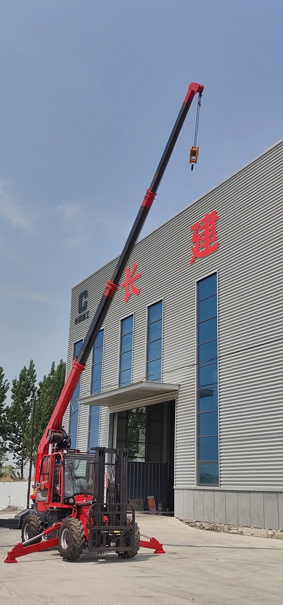 带飞吊臂的四驱越野叉车